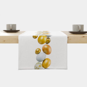 biały bieżnik z centralnym pasem delikatnych pisanek w złotych i pastelowych odcieniach na drewnianym stole