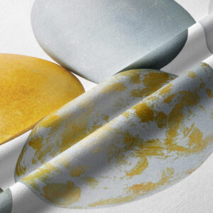 zbliżenie na tkaninę i nadruk z pisankami, widoczne złote przetarcia i faktura materiału