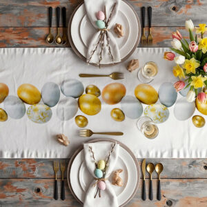 aranżacja stołu z bieżnikiem, talerzami, złotymi sztućcami i bukietem tulipanów tworząca świąteczną oprawę