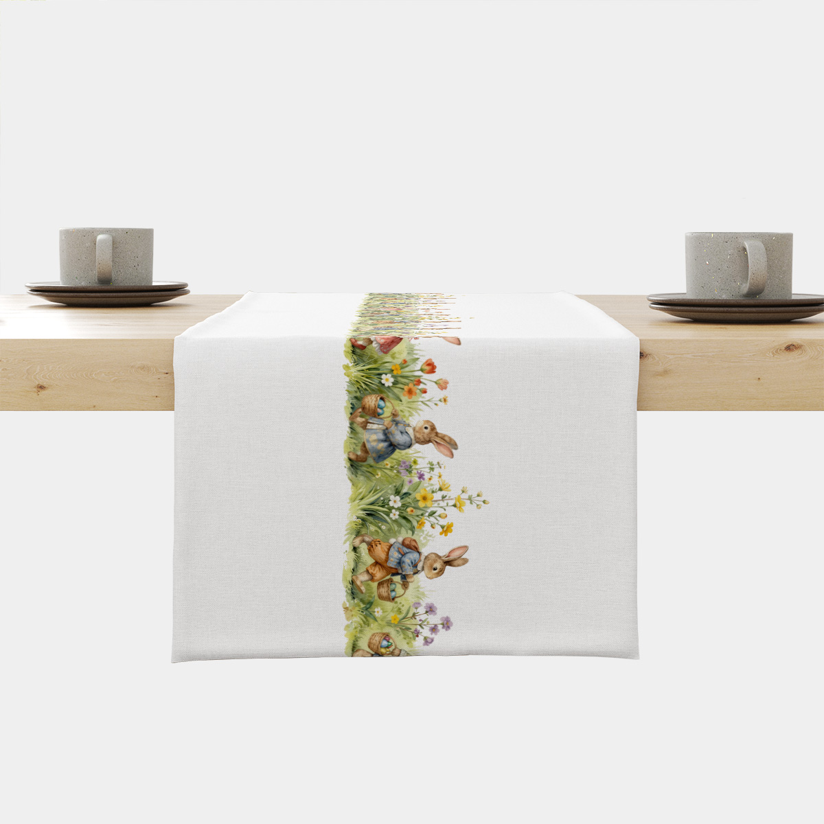 biały bieżnik z pionowym pasem z zajączkami niosącymi koszyczki i kwiatami na środku stołu