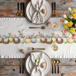 Aranżacja stołu ze świątecznym bieżnikiem, talerzami, złotymi sztućcami i wiosennymi kwiatami