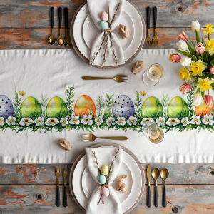 aranżacja stołu ze świątecznym bieżnikiem, talerzami, sztućcami i wiosennymi dekoracjami