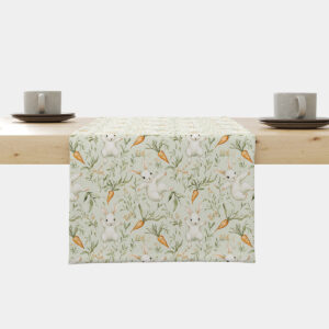 Bieżnik z akwarelowym wzorem z zajączkami i marchewkami ułożony na drewnianym stole — główne ujęcie produktu