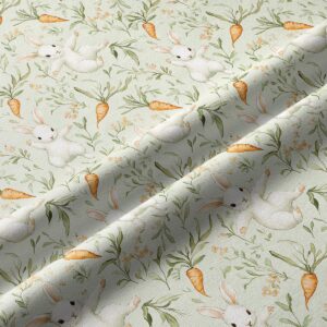 Zbliżenie na fakturę tkaniny i akwarelowe detale króliczków oraz marchewek