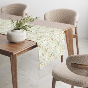 Widok bieżnika rozłożonego na stole w nowoczesnym, naturalnym wnętrzu