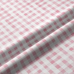 Zbliżenie na fakturę tkaniny i drobną kratkę w pastelowym odcieniu różu