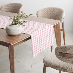 Bieżnik ułożony na drewnianym stole z wiosennym wazonem i krzesłami w tle