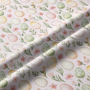 Zbliżenie na tkaninę z akwarelowymi pisankami i drobnymi kwiatami