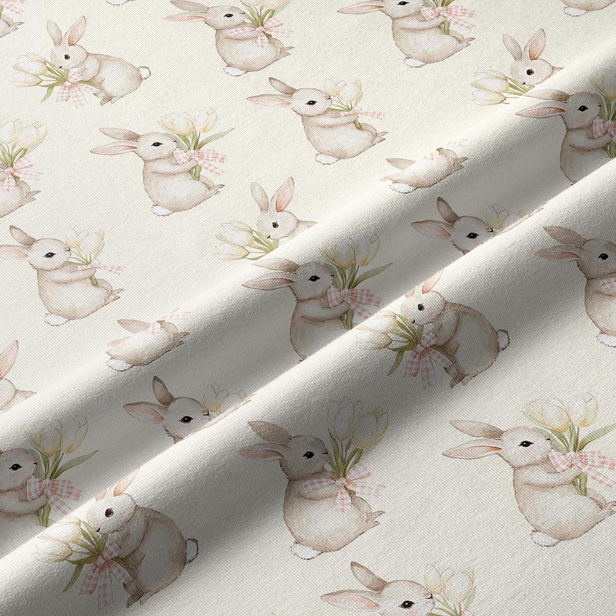 zbliżenie na tkaninę z akwarelowymi zajączkami i detalem tulipanów