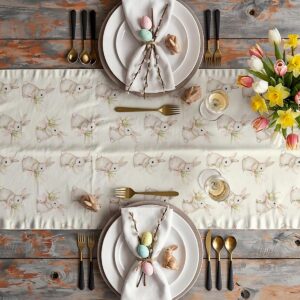 aranżacja stołu ze świątecznym bieżnikiem, talerzami i bukietem tulipanów