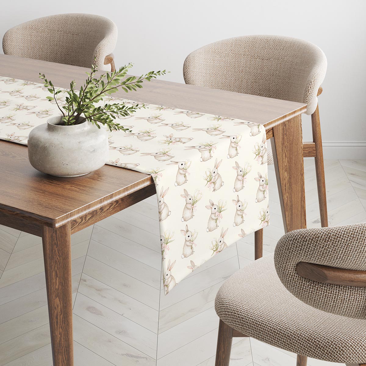 bieżnik rozłożony na stole, widok na wzór i naturalne dekoracje