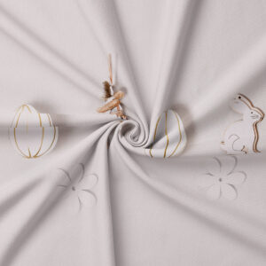 Zbliżenie na detal obrusu z motywem pisanek, zajączka i wyciętych kwiatów