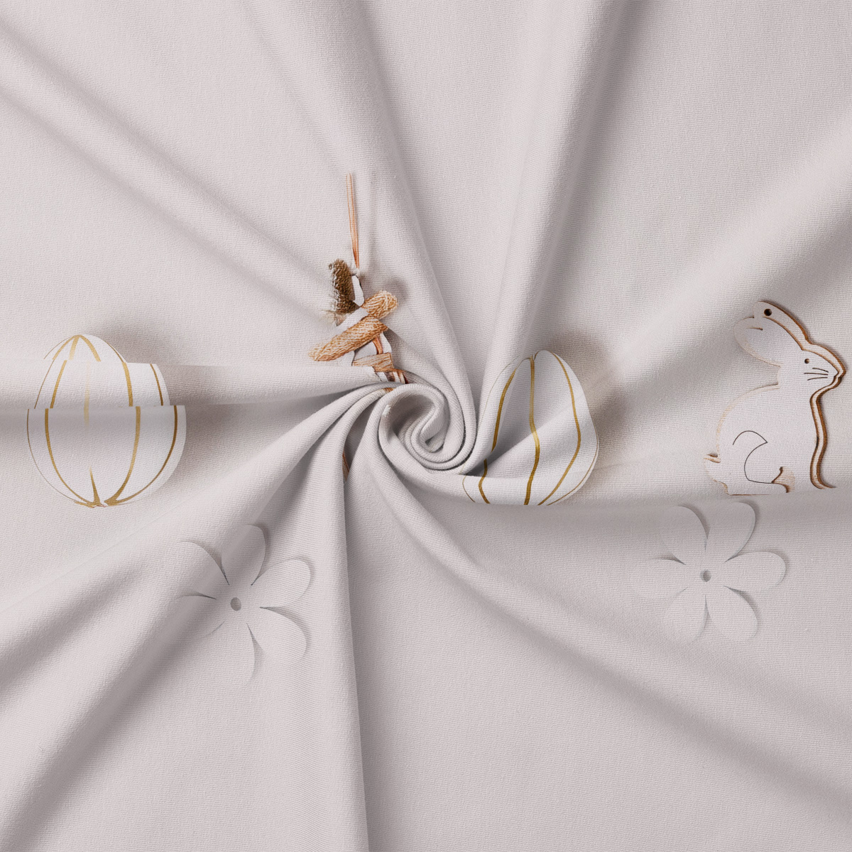 Zbliżenie na detal obrusu z motywem pisanek, zajączka i wyciętych kwiatów