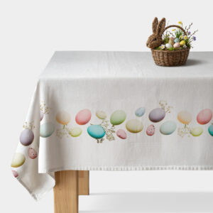 biały obrus z bordiurą pastelowych pisanek i koszyk z dekoracyjnymi jajkami na blacie