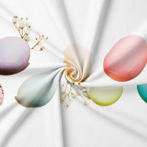 zbliżenie na detal tkaniny z miękkim splotem oraz pastelowymi pisankami i delikatną gipsówką