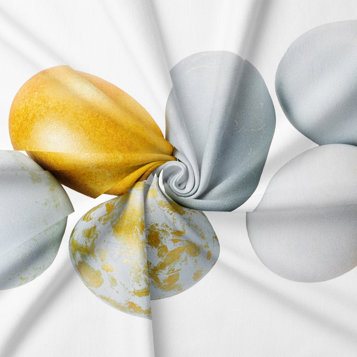 detal nadruku: zbliżenie pisanek w odcieniach szarości i złota na miękkiej tkaninie