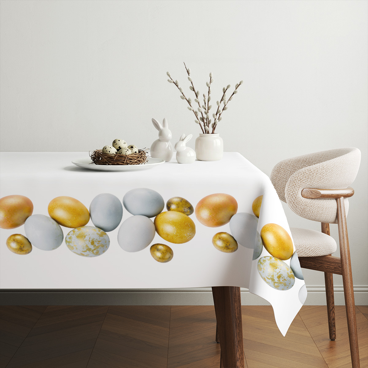 aranżacja świątecznego stołu z koszykiem i gałązkami, obrus z dekoracyjnym pasem pisanek