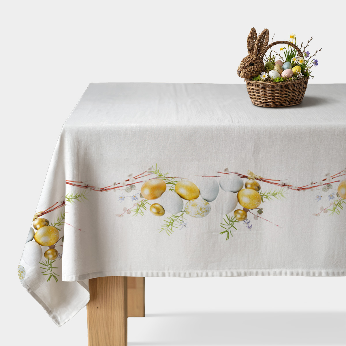 biały obrus z dekoracyjnym pasem pisanek, gałązek i bazi - ujęcie główne