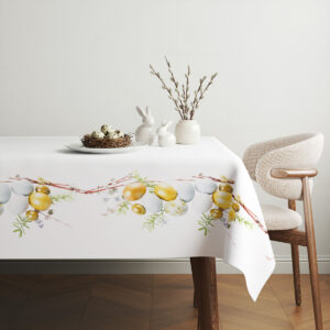 aranżacja stołu z obrusem, gniazdo z jajkami i dekoracyjne bazie