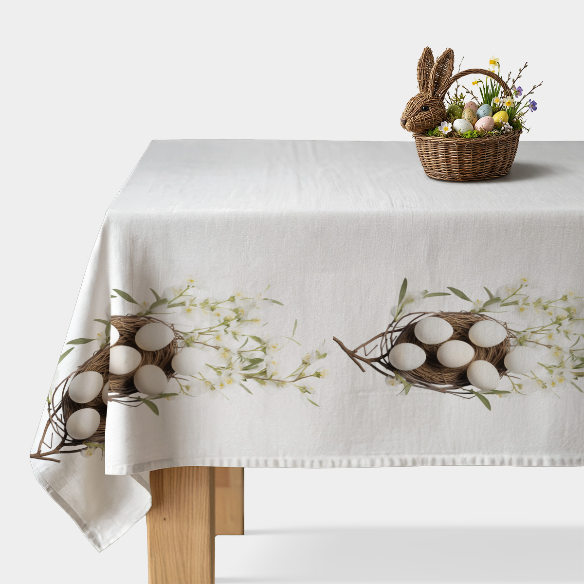 obrus z motywem gniazd i jajek na jasnym tle, widok główny stołu