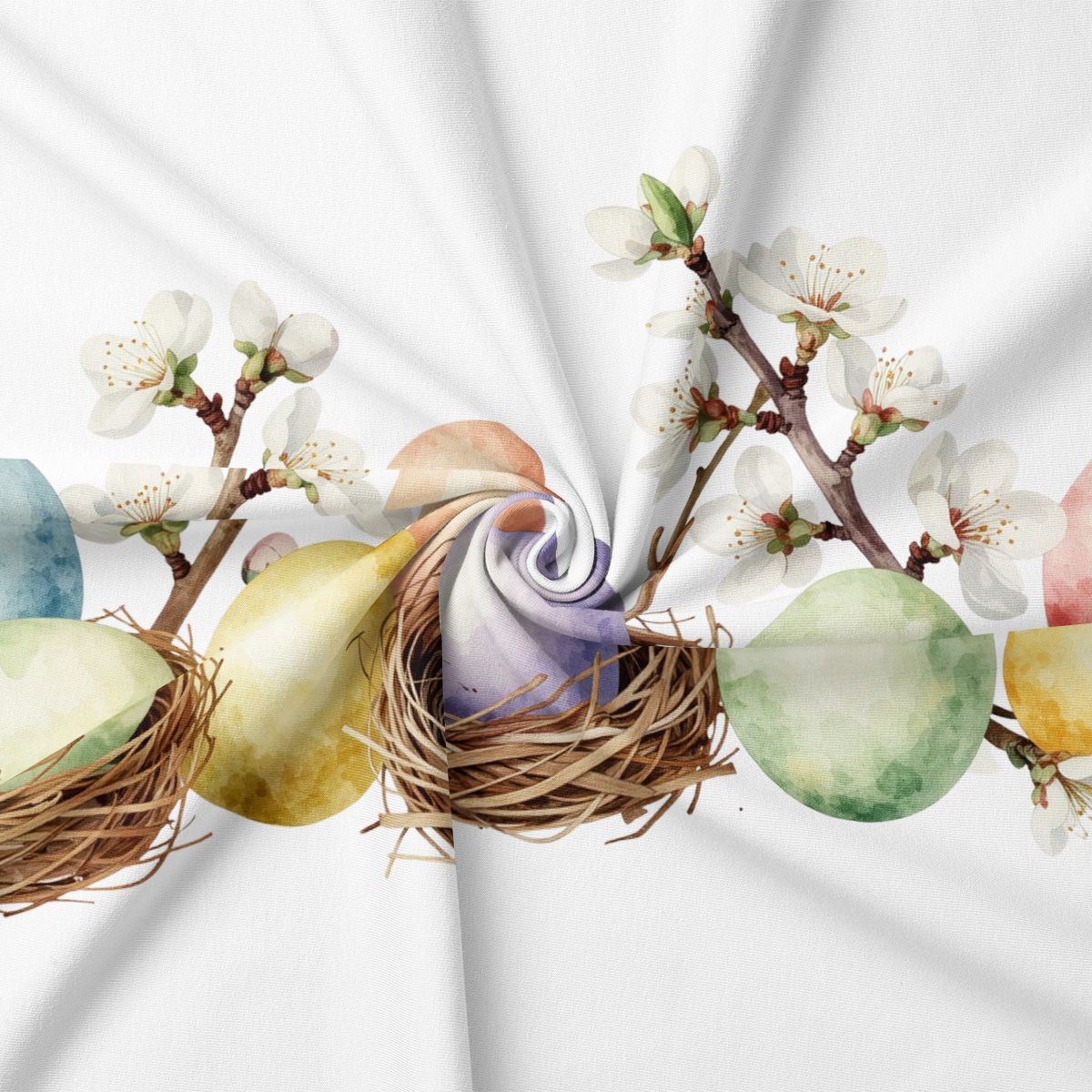 Zbliżenie na detal drukowanych pisanek w gniazdkach oraz delikatne kwiatuszki na tkaninie