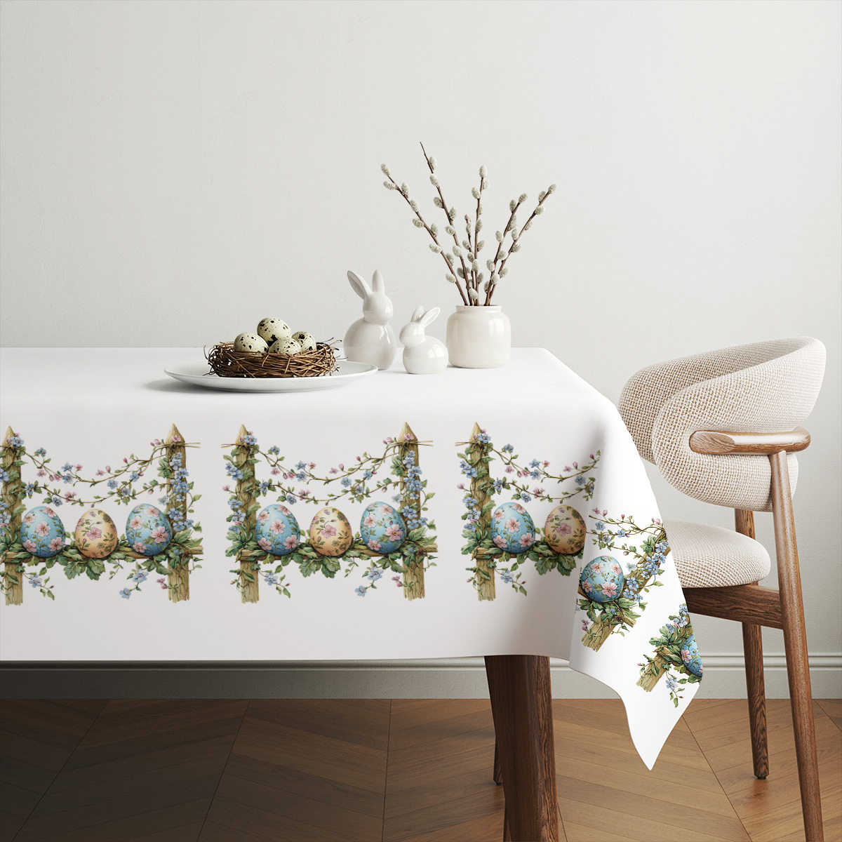 aranżacja stołu z obrusem, koszyczkiem z jajkami i wiosennymi dekoracjami