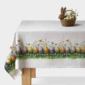 Obrus z malowanymi pisankami i motylami rozłożony na stole, widok całości
