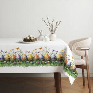 Aranżacja stołu ze świątecznymi dekoracjami i obrus z motywem pisanek