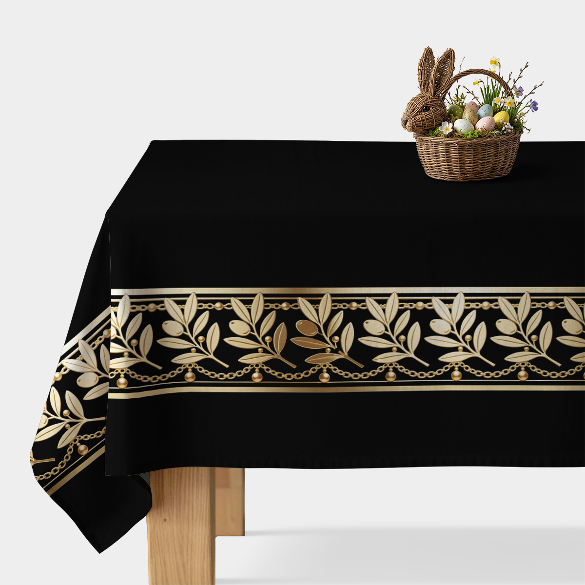 Czarny obrus ze złotym bordiurem z gałązkami i łańcuszkami, aranżacja z wiklinowym koszykiem