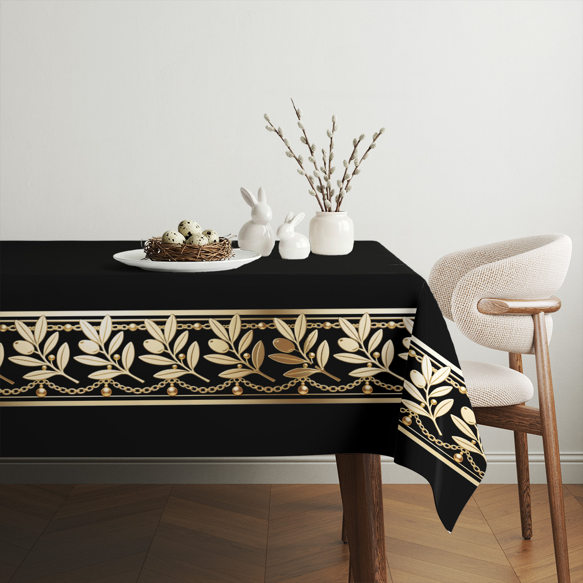 Nakryty stół z czarnym obrusem i delikatną świąteczną dekoracją: gniazdo z jajkami i ceramiczne zajączki