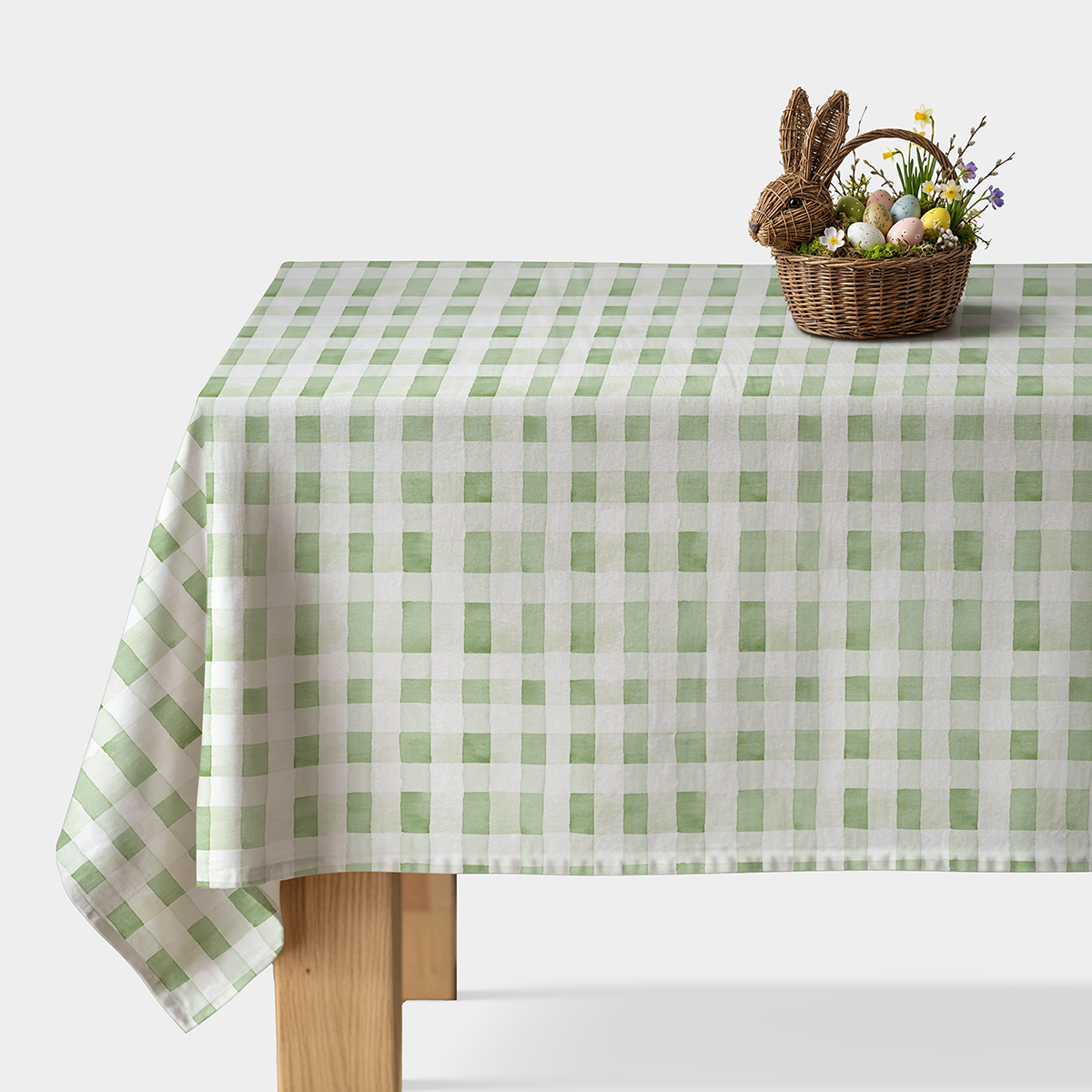 obrus w miętową kratkę na stole z wielkanocnym koszykiem i dekoracyjnym zającem