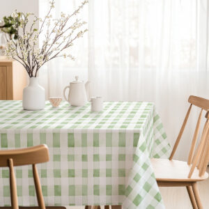 jasne wnętrze z wazonem i obrusem w miętową kratkę ustawionym przy oknie