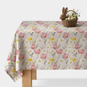 Obrus z akwarelowym wzorem tulipanów i żonkilów z koszyczkiem wielkanocnym na stole