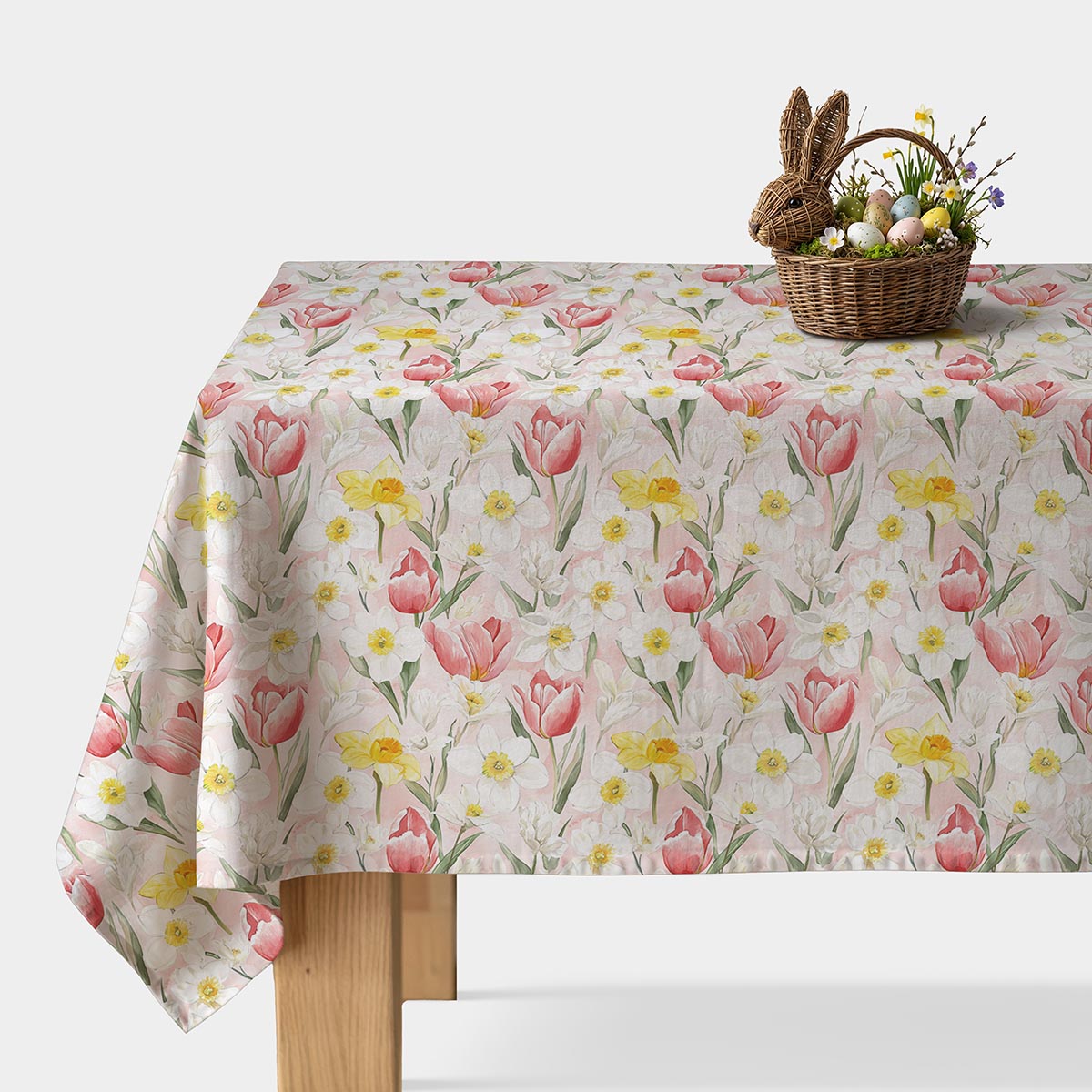 Obrus z akwarelowym wzorem tulipanów i żonkilów z koszyczkiem wielkanocnym na stole