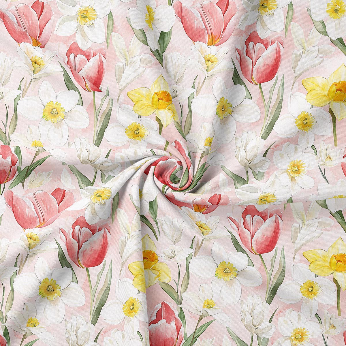 Detal tkaniny z widoczną fakturą i wzorem tulipanów oraz żonkilów w pastelowych tonach