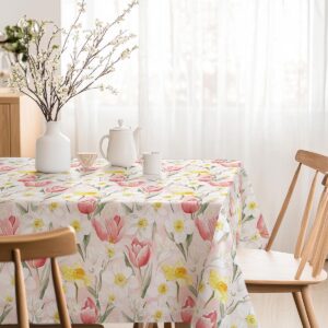 Jasne wnętrze z obrusem na stole i delikatnymi, wiosennymi dekoracjami