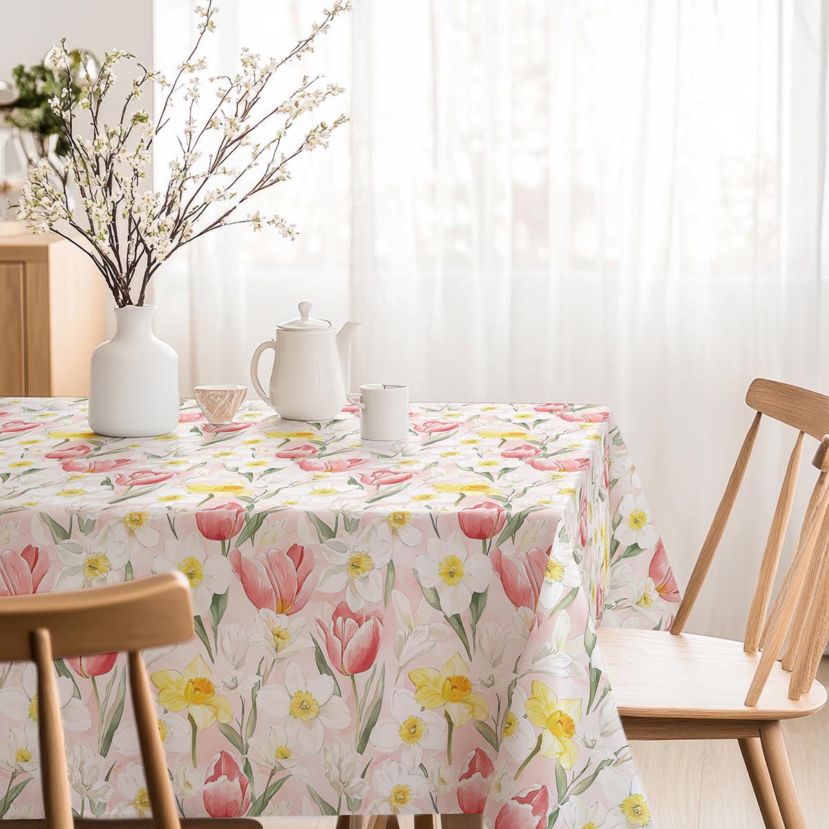 Jasne wnętrze z obrusem na stole i delikatnymi, wiosennymi dekoracjami