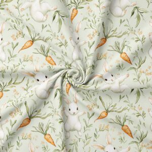 Zbliżenie na wzór obrus z białymi zajączkami i pomarańczowymi marchewkami na miętowym tle