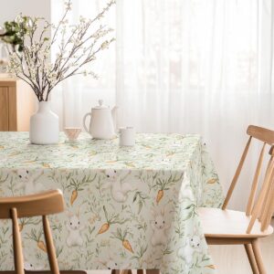 Detale tkaniny i powtarzalny wzór z zajączkami oraz marchewkami na obrusie