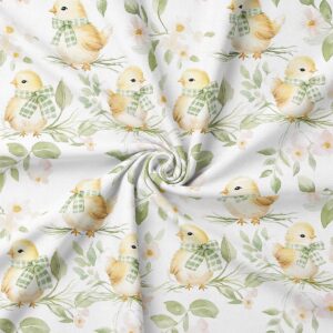 zbliżenie na tkaninę z puchatymi kurczaczkami w kratkowych apaszkach i zielonymi liśćmi