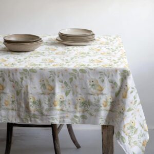 detal wzoru pokazujący rozmieszczenie kurczaczków i delikatnych, pastelowych kwiatów