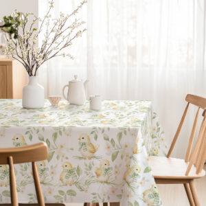 widok stołu z obrusem w jasnym wnętrzu, stonowane dodatki podkreślające świąteczny klimat