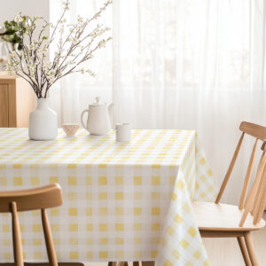 jasne wnętrze z obrusowym akcentem w kratkę i wiosenną dekoracją w wazonie