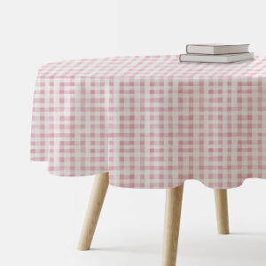 okrągły obrus w różową kratkę na stole z książkami, widok z boku