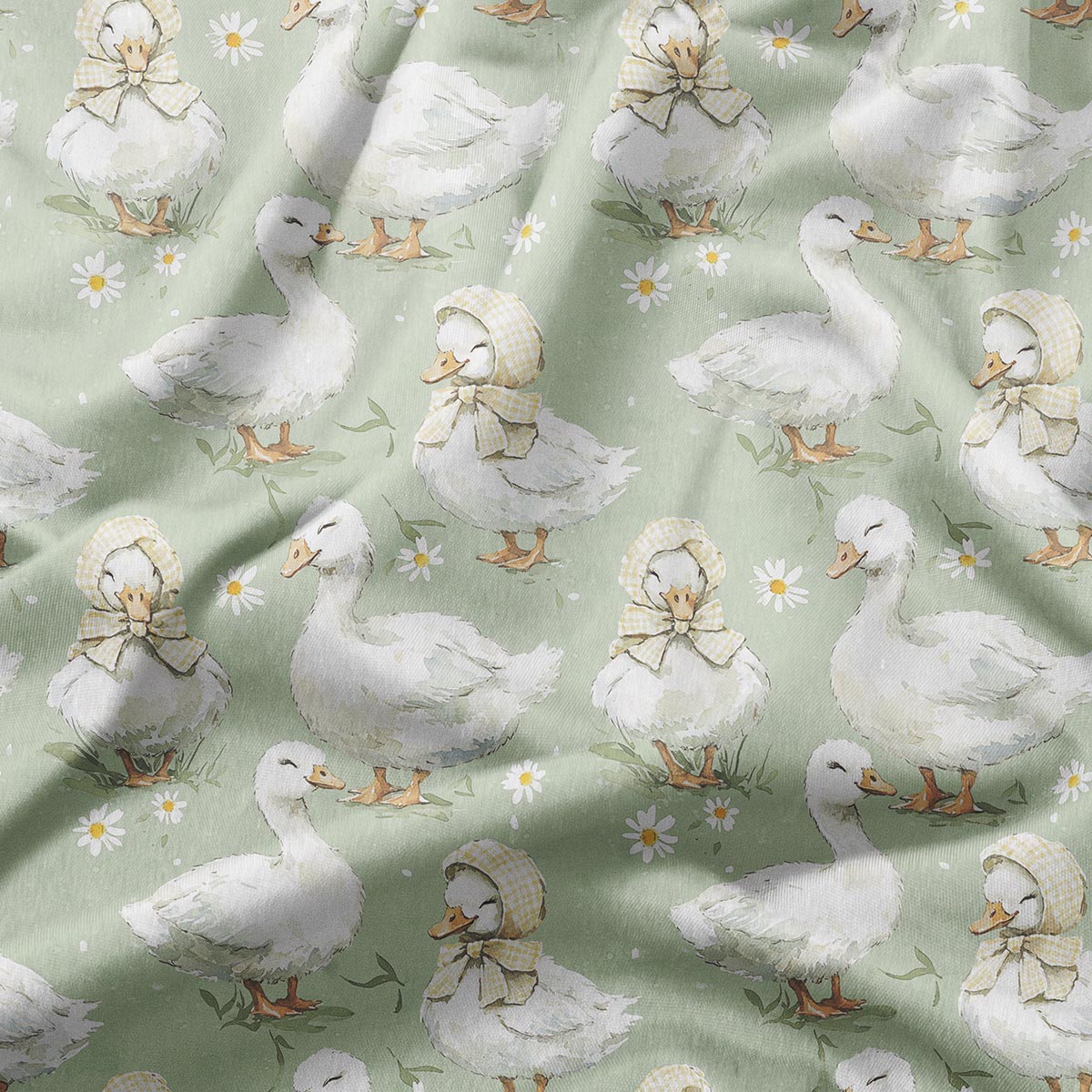 zbliżenie na wzór: kaczuszka w czapeczce i drobne stokrotki na tkaninie