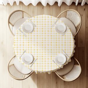 widok z góry na ustawienie talerzy na okrągłym obrusie w kratkę