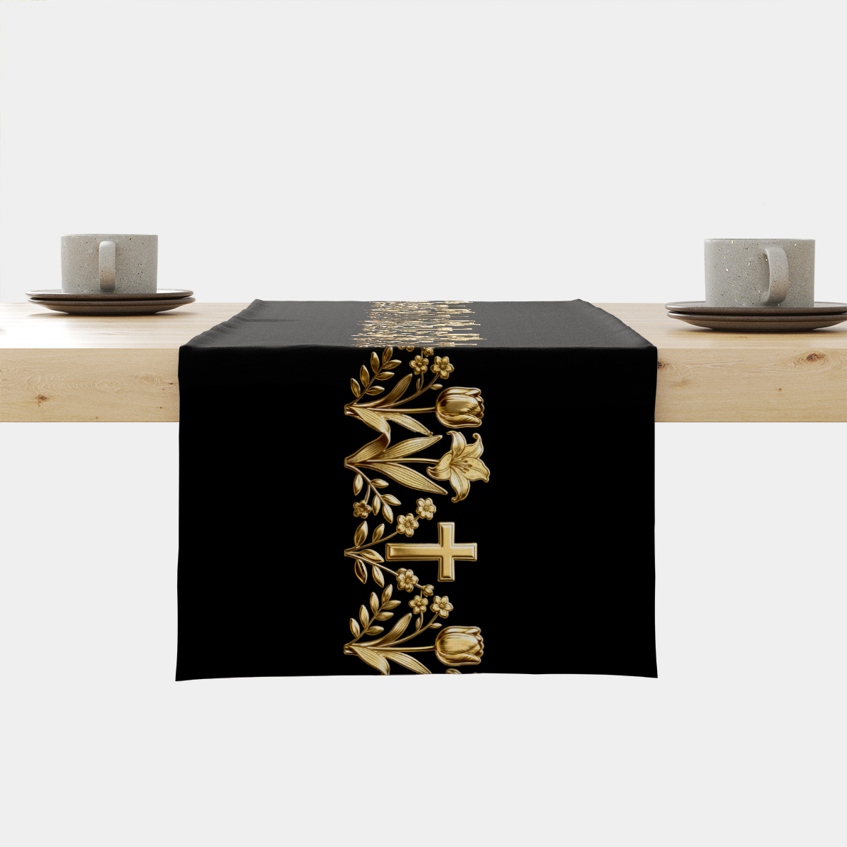 Czarny bieżnik z centralnym, złotym motywem krzyża i lilii na stole