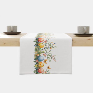 Bieżnik na stole z akwarelowym pasem pisanek i wiosennych gałązek widoczny z przodu