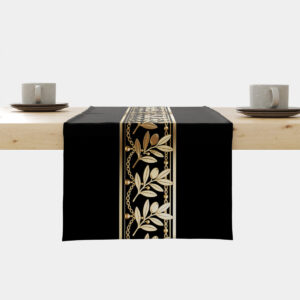 czarny bieżnik z centralnym złotym pasem z gałązkami i łańcuszkami na drewnianym stole