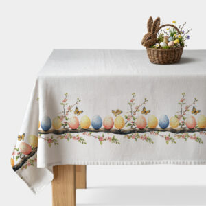 Obrus na stole z pasem malowanych pisanek, kwiatów i motyli na białym tle